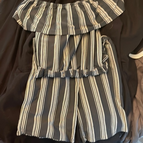 Art Class Black Grey and White Striped Capri Romper Girls Size 7-8 - Picture 2 of 4
